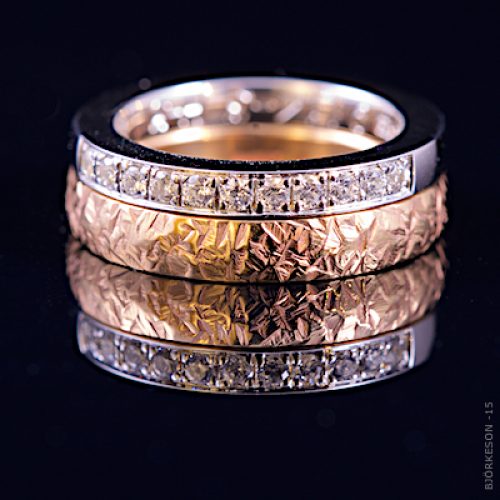 Hamrad ring med allians i vitguld