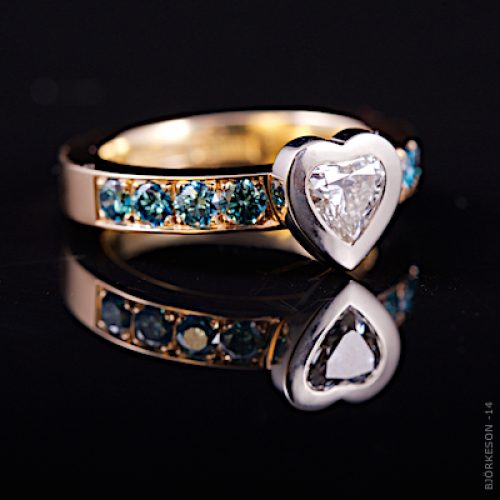 Hjärtring med blå briljanter